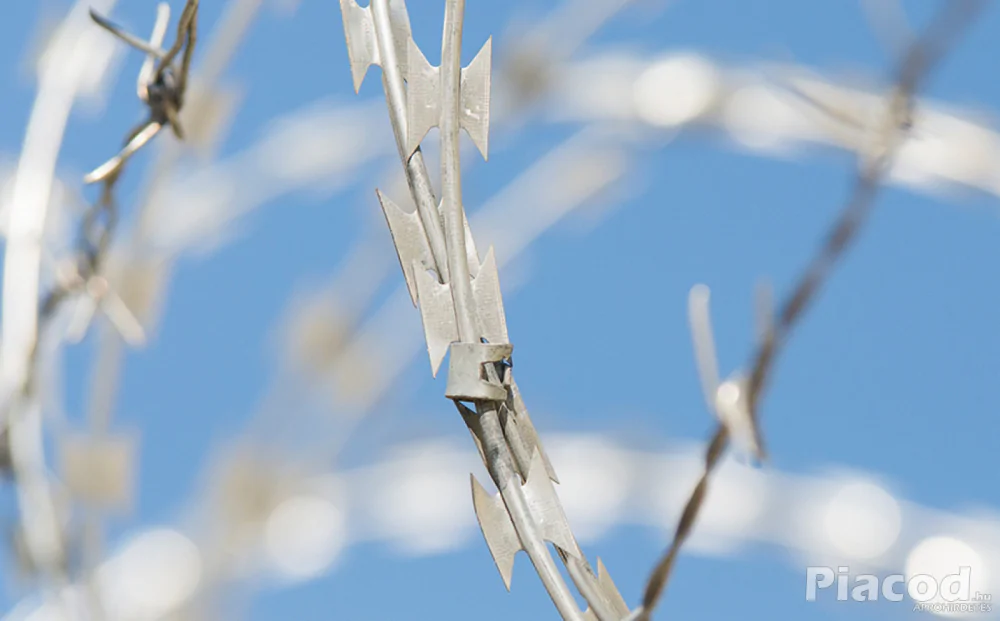 NATO háló, drótháló, pengés huzal, vadháló, drótfonat, oszlop, kerítés építés