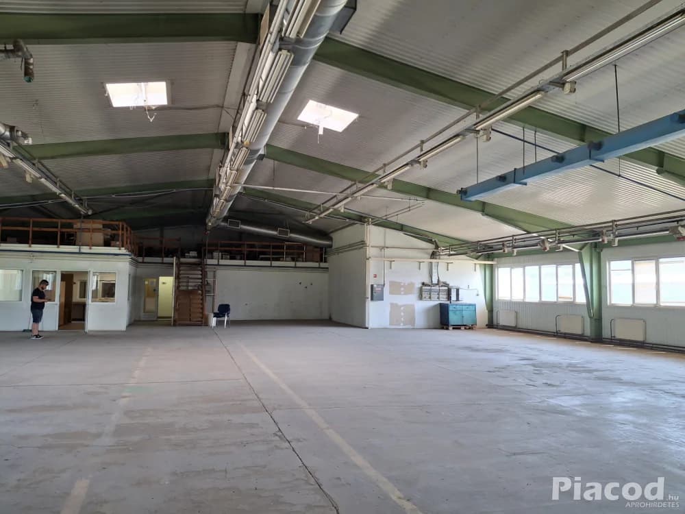 2100 m2-es acélvázas raktár\gyárépület, 1.2 ha telken - Kép 2